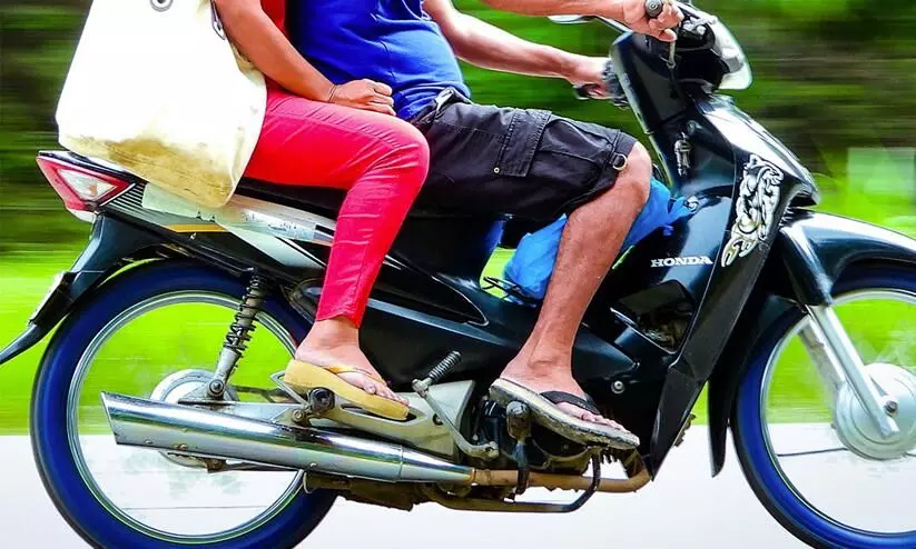 ചെരുപ്പിട്ട് ഇരുചക്ര വാഹനങ്ങൾ ഓടിച്ചാൽ പിഴയോ? വാഹനവുമായി നിരത്തിലിറങ്ങുംമുമ്പ് ഈ ആറ് നിയമങ്ങൾകൂടി അറിഞ്ഞിരിക്കണം ചെരുപ്പിട്ട് ഇരുചക്ര വാഹനങ്ങൾ ഓടിച്ചാൽ പിഴയോ? വാഹനവുമായി നിരത്തിലിറങ്ങുംമുമ്പ് ഈ ആറ് നിയമങ്ങൾകൂടി അറിഞ്ഞിരിക്കണം