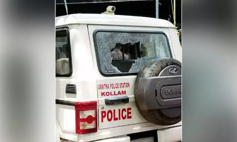 കൊല്ലത്ത് അഭിഭാഷകരുടെ പ്രതിഷേധത്തിനിടെ പൊലീസുകാരന് മർദനം; പൊലീസ് ജീപ്പിന്റെ ചില്ല് തകർത്തു കൊല്ലത്ത് അഭിഭാഷകരുടെ പ്രതിഷേധത്തിനിടെ പൊലീസുകാരന് മർദനം; പൊലീസ് ജീപ്പിന്റെ ചില്ല് തകർത്തു
