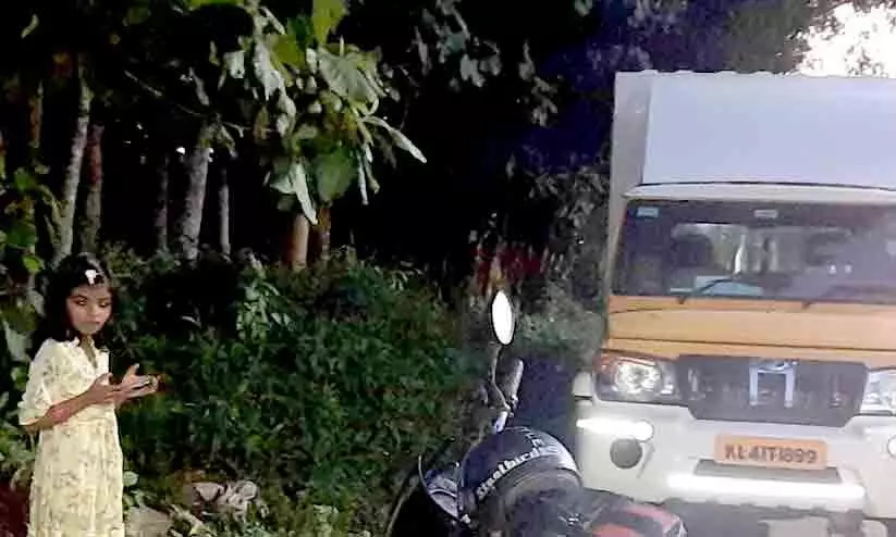 പൊലീസ് പിടിച്ചത് നാറ്റംബോംബ്, റോഡരികിൽ ഉപേക്ഷിച്ചു; ദുർഗന്ധം സഹിക്കാനാകാതെ നാട്ടുകാർ പൊലീസ് പിടിച്ചത് നാറ്റംബോംബ്, റോഡരികിൽ ഉപേക്ഷിച്ചു; ദുർഗന്ധം സഹിക്കാനാകാതെ നാട്ടുകാർ