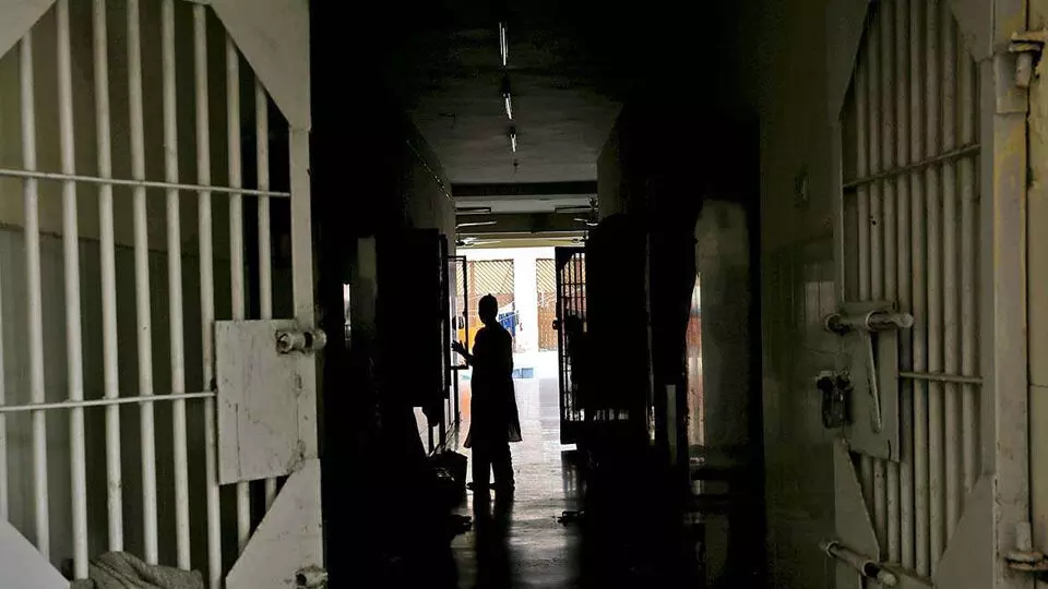 കല്ല് ഉപയോഗിച്ച് ജനൽ തകർത്തു; ജുവനൈൽ ഹോമിൽനിന്ന് ആറു പെൺകുട്ടികൾ ചാടിപ്പോയി കല്ല് ഉപയോഗിച്ച് ജനൽ തകർത്തു; ജുവനൈൽ ഹോമിൽനിന്ന് ആറു പെൺകുട്ടികൾ ചാടിപ്പോയി