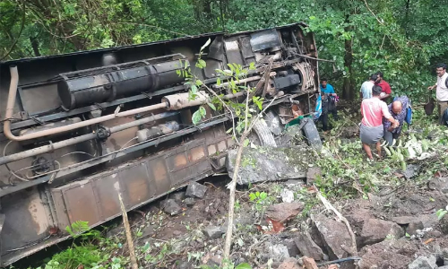 ഇടുക്കിയിൽ കെ.എസ്.ആർ.ടി.സി ബസ് താഴ്ചയിലേക്ക് മറിഞ്ഞ് ഒരാൾ മരിച്ചു; നിരവധി പേർക്ക് പരിക്ക്