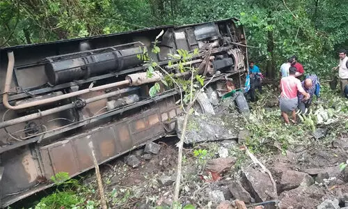 ഇടുക്കിയിൽ കെ.എസ്.ആർ.ടി.സി ബസ് താഴ്ചയിലേക്ക് മറിഞ്ഞ് ഒരാൾ മരിച്ചു; നിരവധി പേർക്ക് പരിക്ക്