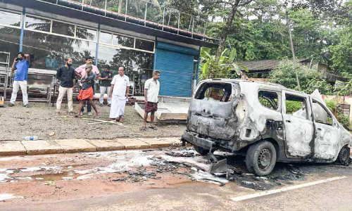ഓ​ടി​ക്കൊ​ണ്ടി​രി​ക്കെ കാ​ർ കത്തിനശിച്ചു