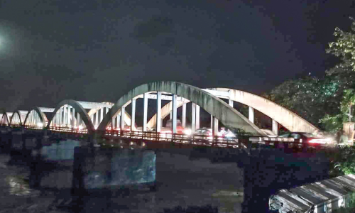 കു​റ്റി​പ്പു​റം പാ​ല​ത്തി​ൽ നാ​ല്​ മ​ണി​ക്കൂ​ർ ഗ​താ​ഗ​തക്കുരു​ക്ക്