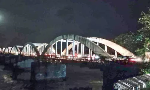 കു​റ്റി​പ്പു​റം പാ​ല​ത്തി​ൽ നാ​ല്​ മ​ണി​ക്കൂ​ർ ഗ​താ​ഗ​തക്കുരു​ക്ക്