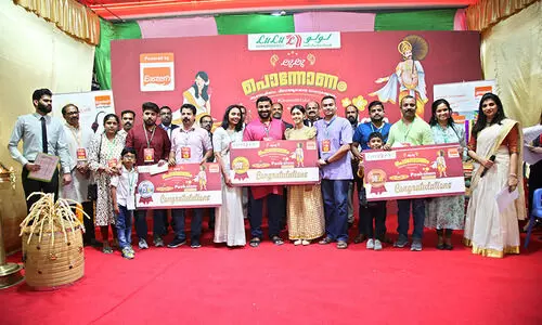 പുലിയും പൂക്കളവുമായി ഓണം ആഘോഷമാക്കി ലുലു പുലിയും പൂക്കളവുമായി ഓണം ആഘോഷമാക്കി ലുലു