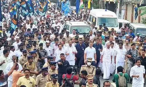 കൈ​ത്തറിത്തൊഴിലാളികളെ കേട്ട്​ രാഹുൽ