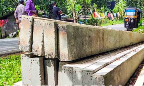 വൈദ്യുതി തൂൺ മറിഞ്ഞുവീണു; നാലു വയസ്സുകാരിക്ക്  ഗുരുതര പരിക്ക്​