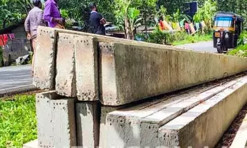 വൈദ്യുതി തൂൺ മറിഞ്ഞുവീണു; നാലു വയസ്സുകാരിക്ക്  ഗുരുതര പരിക്ക്​