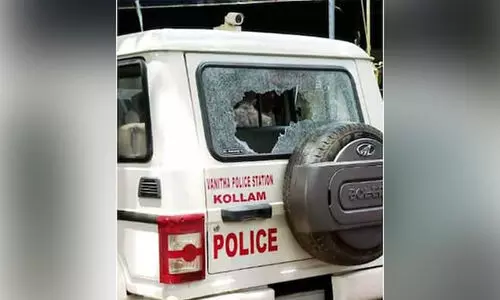 കൊല്ലത്ത് അഭിഭാഷകരുടെ പ്രതിഷേധത്തിനിടെ പൊലീസുകാരന് മർദനം; പൊലീസ് ജീപ്പിന്റെ ചില്ല് തകർത്തു