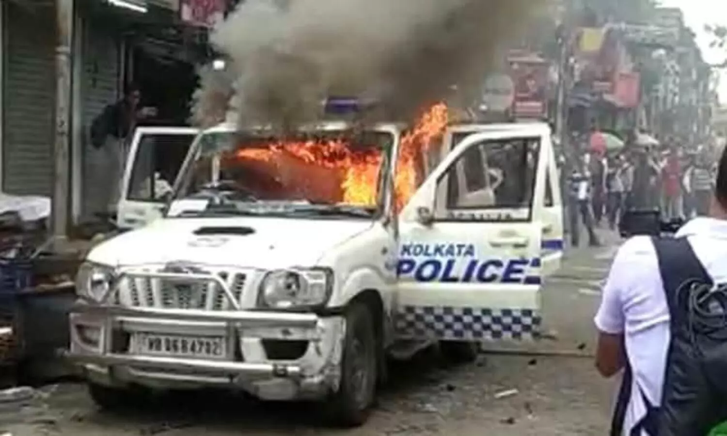 കൊൽക്കത്തയിൽ ബി.ജെ.പി പ്രതിഷേധം; കാർ കത്തിച്ചു, പൊലീസ് ടിയർഗ്യാസ് പ്രയോഗിച്ചു