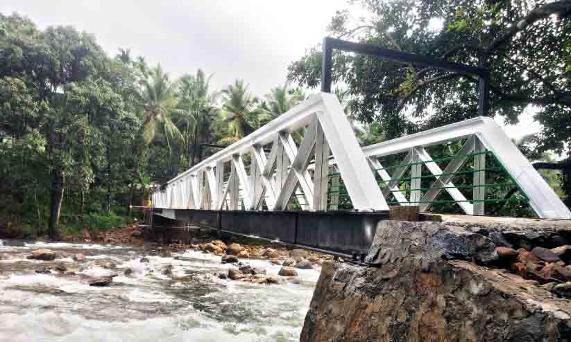 കടന്തറപ്പുഴക്കു കുറുകെ ഇരുമ്പുപാലം പൂർത്തിയാവുന്നു കടന്തറപ്പുഴക്കു കുറുകെ ഇരുമ്പുപാലം പൂർത്തിയാവുന്നു