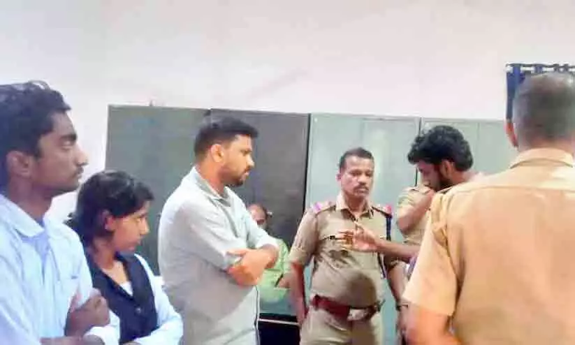 ഗോകുലം മേഴ്‌സി കോളജ് പ്രിൻസിപ്പലിനെ എസ്.എഫ്.ഐ ഉപരോധിച്ചു