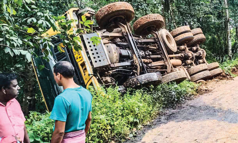 പയ്യനാട് തോട്ടുപൊയിലില് വീണ്ടും ലോറി മറിഞ്ഞു പയ്യനാട് തോട്ടുപൊയിലില് വീണ്ടും ലോറി മറിഞ്ഞു