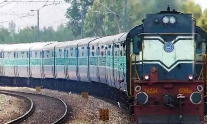 പള്ളിക്കരയിൽ രണ്ടുപേർ ട്രെയിൻ തട്ടി മരിച്ചു