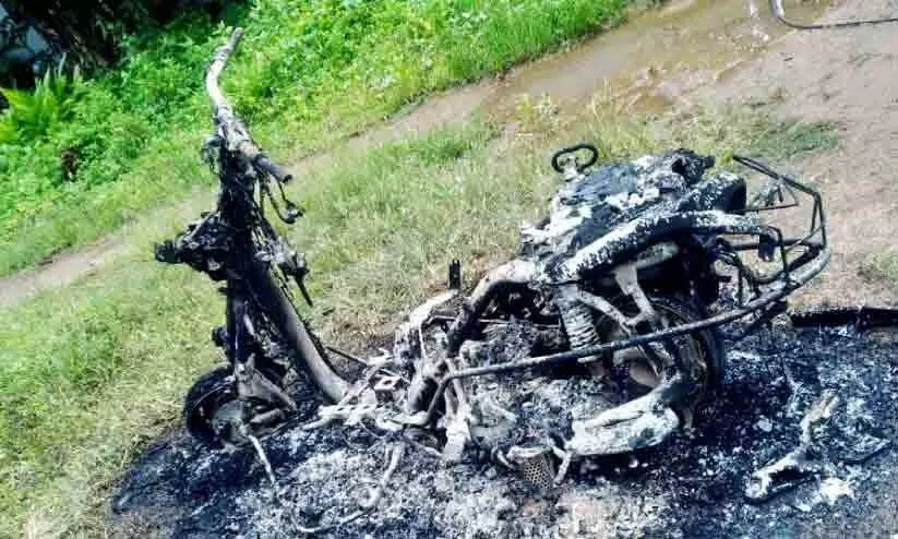 റോഡരികിൽ നിർത്തിയിട്ട സ്കൂട്ടർ കത്തിനശിച്ച നിലയിൽ റോഡരികിൽ നിർത്തിയിട്ട സ്കൂട്ടർ കത്തിനശിച്ച നിലയിൽ