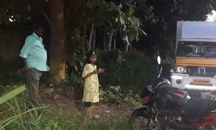 പിടികൂടിയ മാലിന്യവാഹനം റോഡിൽ ഉപേക്ഷിച്ച് പൊലീസ് പിടികൂടിയ മാലിന്യവാഹനം റോഡിൽ ഉപേക്ഷിച്ച് പൊലീസ്