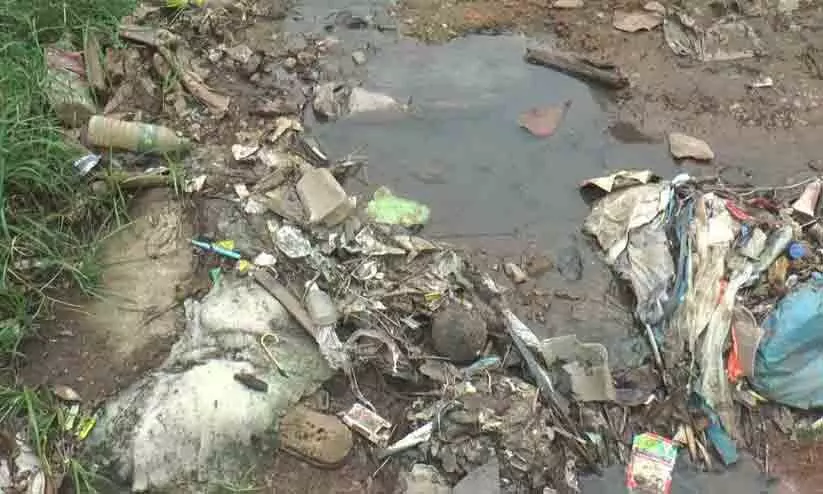 നെടുമങ്ങാട് ജില്ല ആശുപത്രിക്ക് മുന്നിലെ റോഡിൽ മലിനജലം ഒഴുകുന്നു നെടുമങ്ങാട് ജില്ല ആശുപത്രിക്ക് മുന്നിലെ റോഡിൽ മലിനജലം ഒഴുകുന്നു