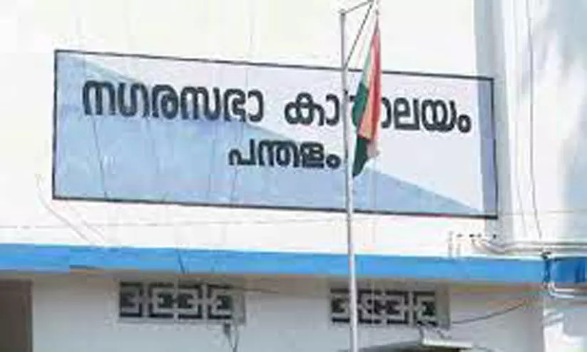 വിജിലൻസ് പരിശോധന: പന്തളം നഗരസഭയെ കൈയ്യൊഴിഞ്ഞ് ഉദ്യോഗസ്ഥർ വിജിലൻസ് പരിശോധന: പന്തളം നഗരസഭയെ കൈയ്യൊഴിഞ്ഞ് ഉദ്യോഗസ്ഥർ