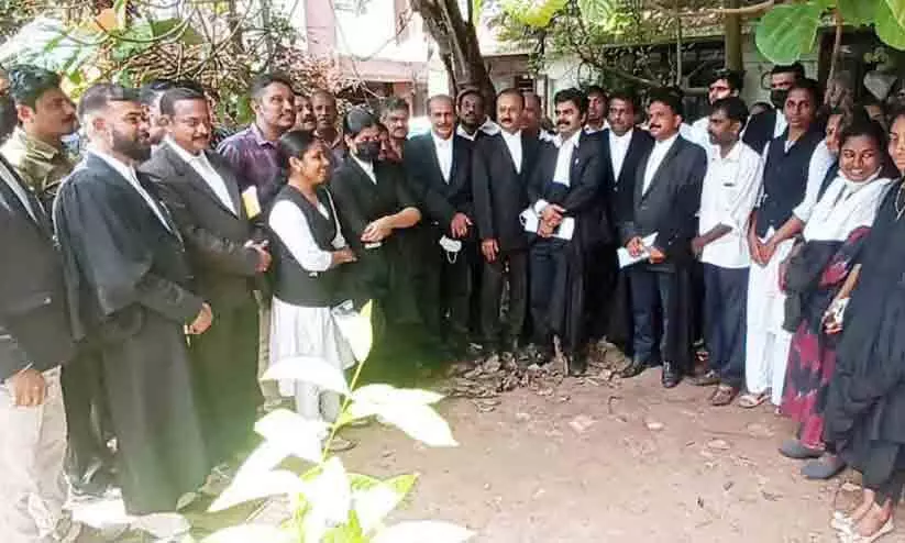 അഭിഭാഷകർ കോടതി ബഹിഷ്കരിച്ചു