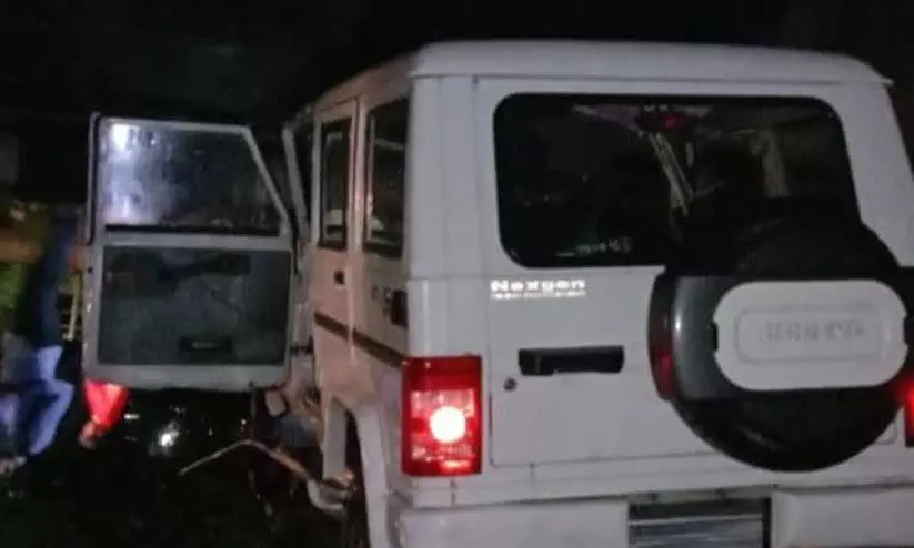 പഞ്ചായത്ത് പ്രസിഡൻറ് സഞ്ചരിച്ച ജീപ്പ് നിയന്ത്രണംവിട്ട് കുളത്തിൽ വീണു പഞ്ചായത്ത് പ്രസിഡൻറ് സഞ്ചരിച്ച ജീപ്പ് നിയന്ത്രണംവിട്ട് കുളത്തിൽ വീണു