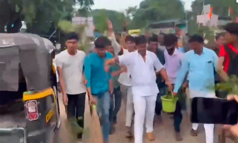 ഷിൻഡെ പ​ങ്കെടുത്ത പരിപാടിയുടെ വേദിയിൽ ഗോമൂത്രം തളിച്ച് ഉദ്ധവ് അനുയായികൾ