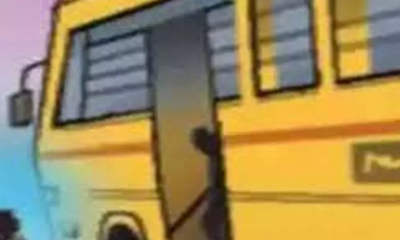 നഴ്സറി വിദ്യാർഥിനിയെ സ്കൂൾ ബസിനുള്ളിൽ പീഡിപ്പിച്ചു; ഡ്രൈവറും വനിത ജീവനക്കാരിയും അറസ്റ്റിൽ