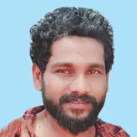 വാ​നും ബൈ​ക്കും കൂ​ട്ടി​യി​ടി​ച്ച് ബൈ​ക്ക് യാ​ത്രി​ക​ൻ മ​രി​ച്ചു