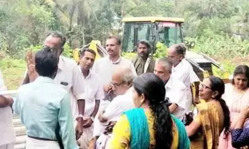 മഞ്ഞപ്പള്ളി മൈതാനം അളക്കാനുള്ള നീക്കം തടഞ്ഞു
