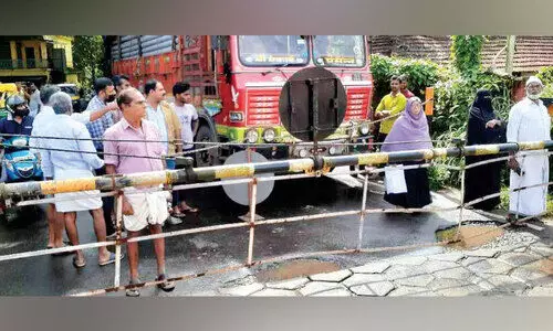 ലോറിയിടിച്ച് റെയിൽേവ ലെവൽ ക്രോസ് ബാർ തകർന്നു
