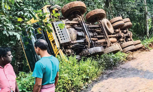 പയ്യനാട് തോട്ടുപൊയിലില്‍ വീണ്ടും ലോറി മറിഞ്ഞു