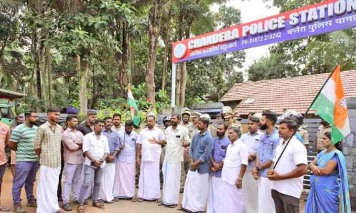 വിദ്യാർഥിനിയെ കൈയേറ്റം ചെയ്തയാളെ പിടികൂടിയില്ല;  യൂത്ത് കോൺഗ്രസ് പൊലീസ് സ്റ്റേഷൻ മാർച്ച് നടത്തി