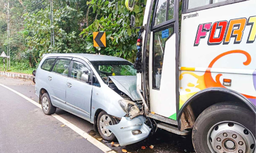 നിർത്തിയിട്ട ബസിൽ കാറിടിച്ച് അഞ്ചുപേർക്ക് പരിക്ക് നിർത്തിയിട്ട ബസിൽ കാറിടിച്ച് അഞ്ചുപേർക്ക് പരിക്ക്