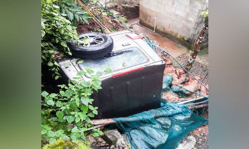 ബൊലേറോ ജീപ്പ് കിണറ്റിൽ വീണു ബൊലേറോ ജീപ്പ് കിണറ്റിൽ വീണു