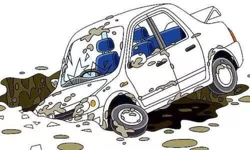 ഒ​ഴി​യാ​തെ മ​ഴ; ത​ക​രു​ന്ന റോ​ഡു​ക​ൾ