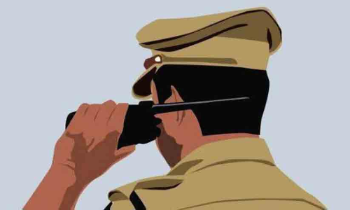 പൊലീസിനെ കണ്ട് ഓടിയ ജില്ല പഞ്ചായത്തംഗം കുളത്തിൽ വീണു