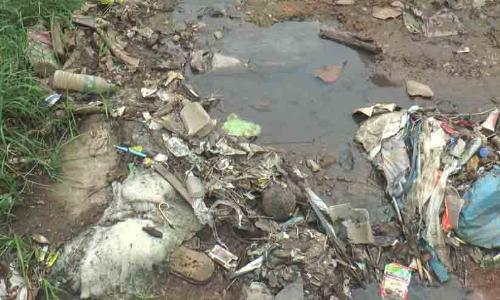 നെടുമങ്ങാട് ജില്ല ആശുപത്രിക്ക് മുന്നിലെ റോഡിൽ മലിനജലം ഒഴുകുന്നു