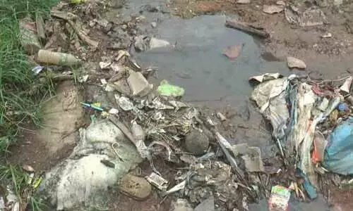 നെടുമങ്ങാട് ജില്ല ആശുപത്രിക്ക് മുന്നിലെ റോഡിൽ മലിനജലം ഒഴുകുന്നു