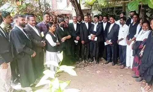 അഭിഭാഷകർ കോടതി ബഹിഷ്കരിച്ചു
