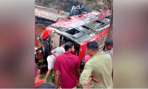 കൊണ്ടോട്ടിയിൽ ലോറിയുമായി കൂട്ടിയിടിച്ച് ബസ് താഴ്ചയിലേക്ക് മറിഞ്ഞു; 16 പേര്‍ക്ക് പരിക്ക്