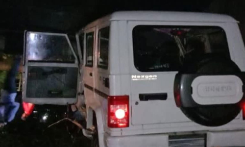 പഞ്ചായത്ത് പ്രസിഡൻറ് സഞ്ചരിച്ച ജീപ്പ് നിയന്ത്രണംവിട്ട് കുളത്തിൽ വീണു