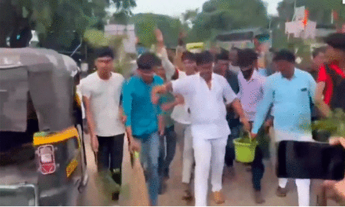 ഷിൻഡെ പ​ങ്കെടുത്ത പരിപാടിയുടെ വേദിയിൽ ഗോമൂത്രം തളിച്ച് ഉദ്ധവ് അനുയായികൾ