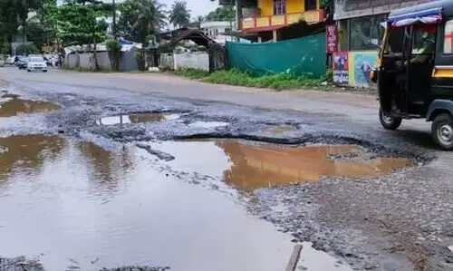 10 ലക്ഷം മുടക്കി റോഡിലെ കുഴി വലുതാക്കിയ മാതൃകാ കുഴിയടപ്പ്: ജില്ലാ കലക്ടറോട് റിപ്പോർട്ട് തേടി ഹൈകോടതി