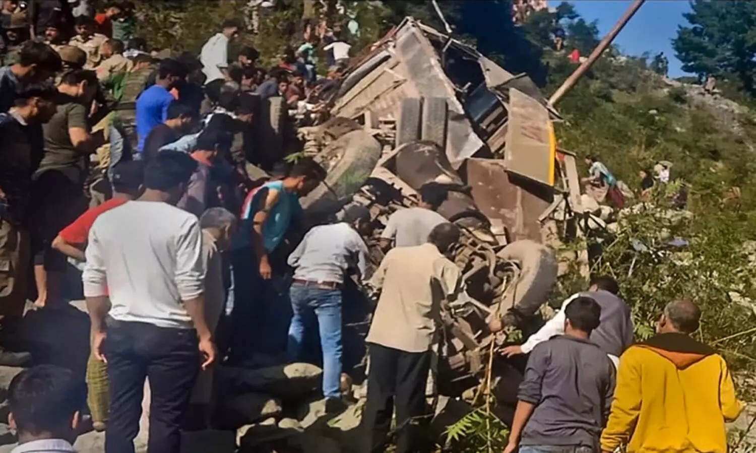 ജമ്മുവിൽ മിനി ബസ് താഴ്ചയിലേക്ക് മറിഞ്ഞ് 11 മരണം