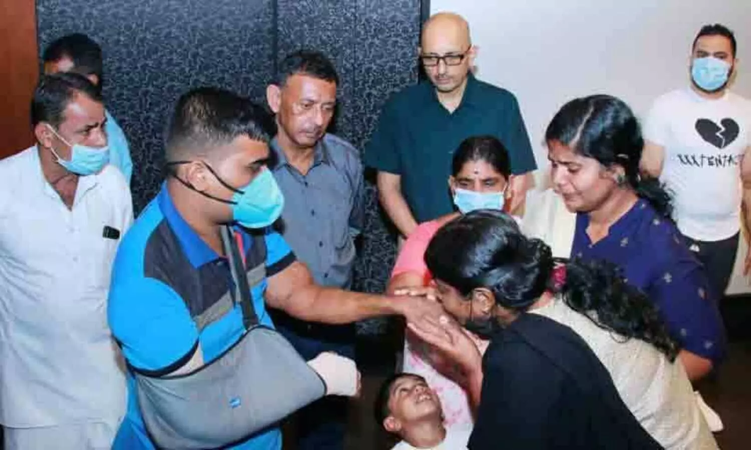 കണ്ണ്​ നനയിപ്പിച്ച്​ അനന്തുവും സുജാതയും; ജീവന്‍റെ ബാക്കിയായ കൈകളിൽ തൊട്ട്​ അവർ വിതുമ്പി