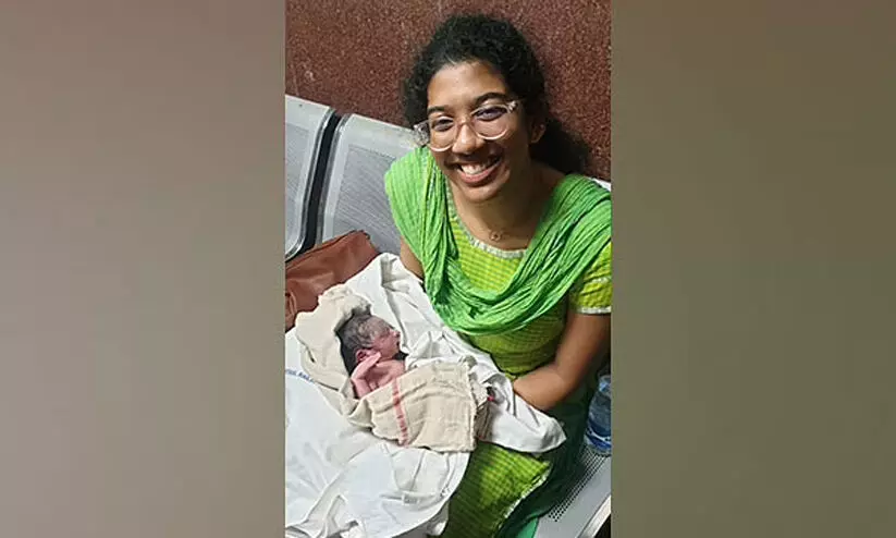 ട്രെയിനിൽ യാത്ര ചെയ്യവെ യുവതിക്ക് പ്രസവവേദന; സഹായവുമായി മെഡിക്കൽ വിദ്യാർഥിനി