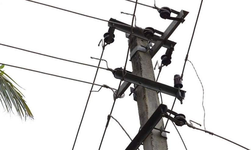 മദ്യലഹരിയിൽ പൊലീസ് സ്റ്റേഷന് മുന്നിലെ 11 കെ.വി വൈദ്യുതി തൂണിൽ കയറി; പിന്നീട് സംഭവിച്ചത്... മദ്യലഹരിയിൽ പൊലീസ് സ്റ്റേഷന് മുന്നിലെ 11 കെ.വി വൈദ്യുതി തൂണിൽ കയറി; പിന്നീട് സംഭവിച്ചത്...