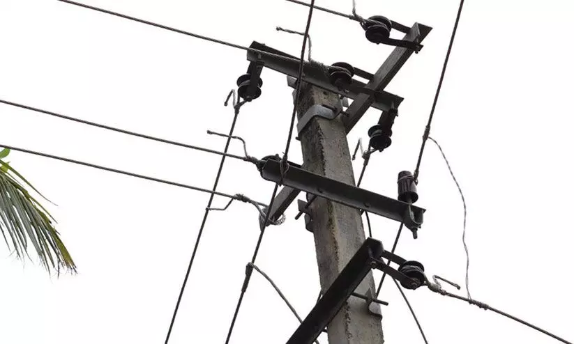 മദ്യലഹരിയിൽ പൊലീസ് സ്റ്റേഷന് മുന്നിലെ 11 കെ.വി വൈദ്യുതി തൂണിൽ കയറി; പിന്നീട് സംഭവിച്ചത്...