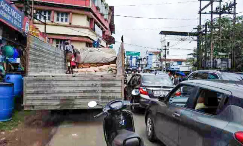 റോഡരികിൽ വാഹനം നിർത്തി ചരക്കിറക്കുന്നത്​ അപകട​ക്കെണി