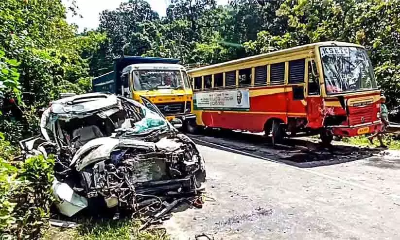 ആര്യങ്കാവിൽ ബസും കാറും കൂട്ടിയിടിച്ച് അഞ്ചു പേർക്ക് പരിക്ക്